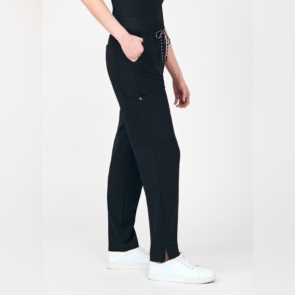 Beyond scrubs Beyond Happy
Carefree 6-Pocket Tapered Leg Cargo Pant - Picture 3 of 5